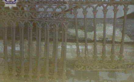 Zniszczone ogrodzenie nagrobka w Bobrownikach