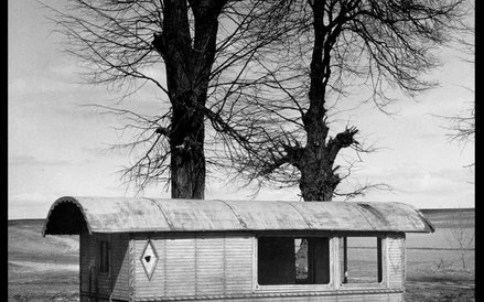 Najbardziej symboliczne zdjęcie Andrzeja Polakowskiego przedstawia cygański wóz, z którego zdjęto ko