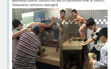 Turyści z Chin myli dzieci w umywalkach