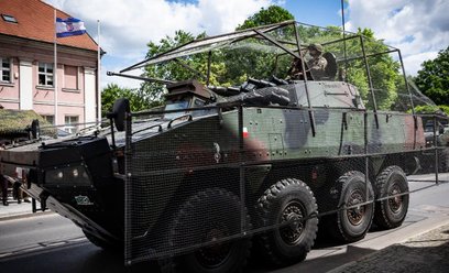 Kołowy Transporter Opancerzony Rosomak z wieżą HITFIST-30P i antydronową klatką, pokazany podczas ob