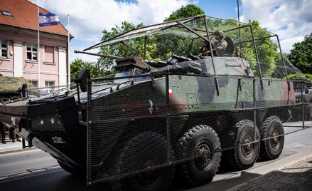 Kołowy Transporter Opancerzony Rosomak z wieżą HITFIST-30P i antydronową klatką, pokazany podczas ob