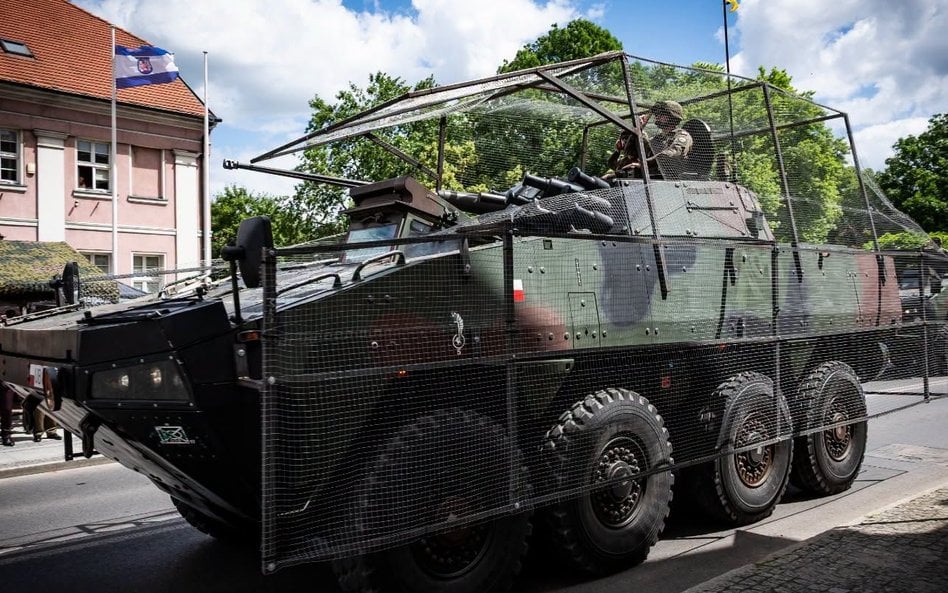 Kołowy Transporter Opancerzony Rosomak z wieżą HITFIST-30P i antydronową klatką, pokazany podczas ob