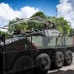 Kołowy Transporter Opancerzony Rosomak z wieżą HITFIST-30P i antydronową klatką, pokazany podczas ob