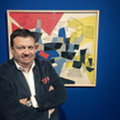 Wojciech Szafrański na tle obrazu Marii Jaremy „Penetracje” ze zbiorów Muzeum Narodowego w Krakowie