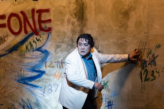 Ariunbaatar Ganbaatar jako Rigoletto w spektaklu Barbary Wysockiej