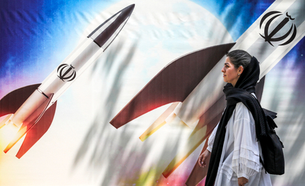 Teheran, propagandowe plakaty przedstawiające irańskie rakiety.