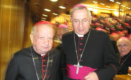 Zdjęcie z jednego z blogów. Blogerzy kard. Stanisław Dziwisz i abp Stanisław Gądecki w auli podczas 