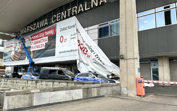 Demontaż reklamy z budynku dworca „Warszawa Centralna”
