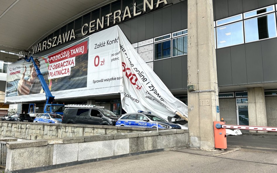 Demontaż reklamy z budynku dworca „Warszawa Centralna”