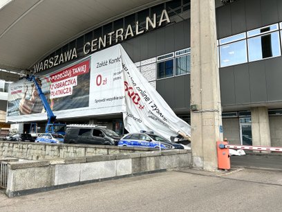 Demontaż reklamy z budynku dworca „Warszawa Centralna”