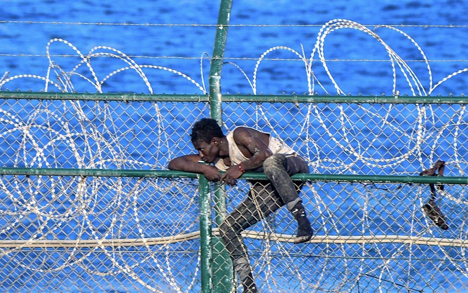 Ponad 150 migrantów wtargnęło na teren hiszpańskiej enklawy