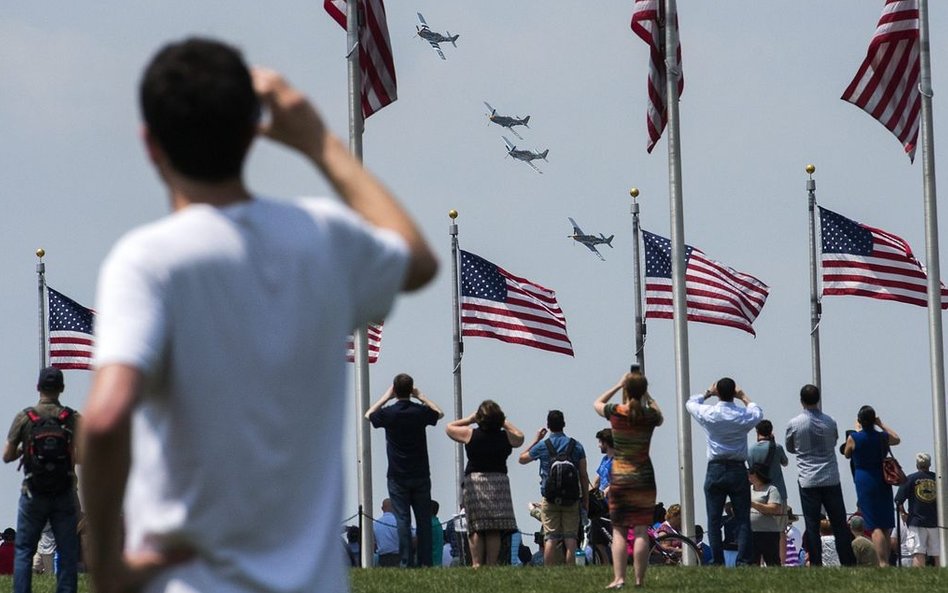 Amerykanie Dzień Zwycięstwa świętowali 8 maja. Nad Waszyngtonem tego dnia przeleciał klucz bombowców
