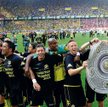 Robert Lewandowski (w środku) z kolegami z Borussii na Signal Iduna Park. Na żaden stadion Bundeslig