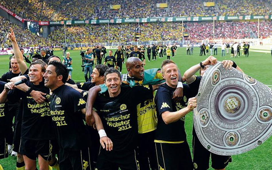 Robert Lewandowski (w środku) z kolegami z Borussii na Signal Iduna Park. Na żaden stadion Bundeslig