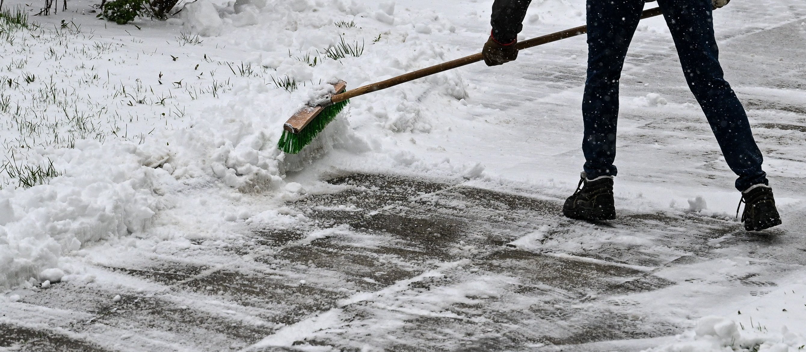 Kto ma obowiązek odśnieżać drogę dla pieszych i rowerów?
