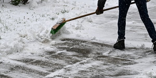 Kto ma obowiązek odśnieżać drogę dla pieszych i rowerów?