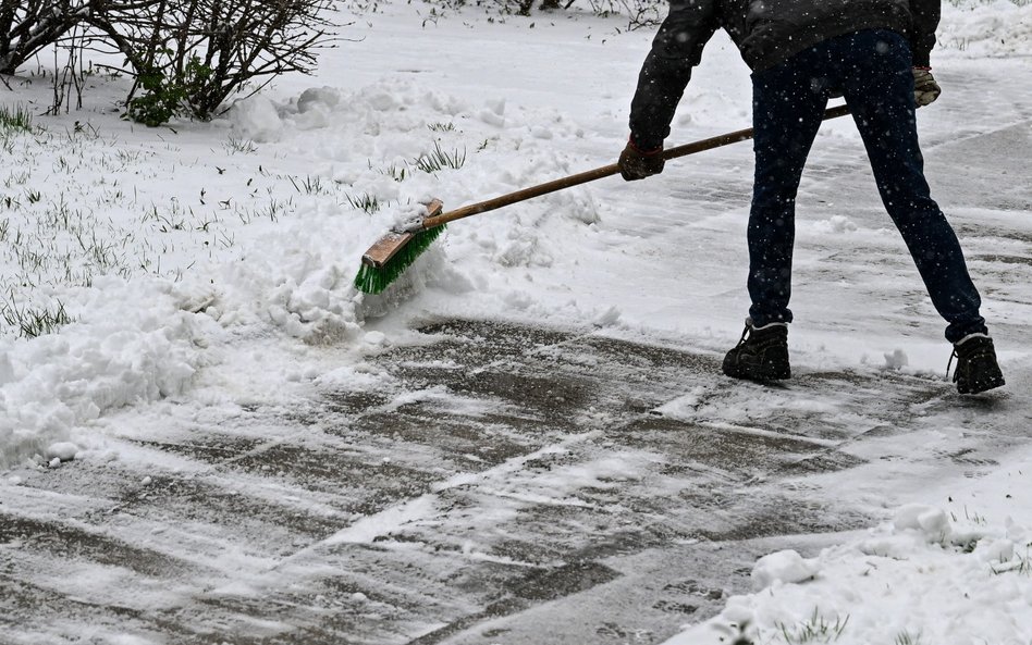Kto ma obowiązek odśnieżać drogę dla pieszych i rowerów?
