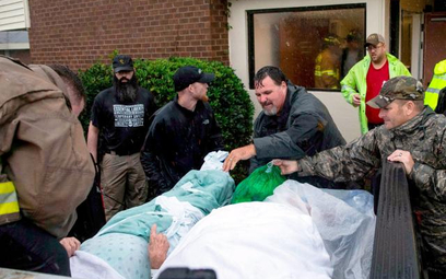 Ranni w trakcie akcji ratunkowej wolontariusze, członkowie „Cajun Navy”, transportowani do szpitala 