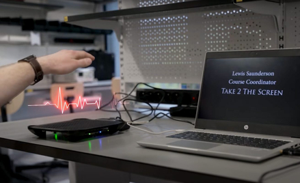 Urządzenia haptyczne symulują bodźce dotykowe, jak tekstura, temperatura czy siła nacisku. Ta techno