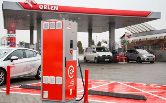 Orlen planuje zwiększenie liczby dostępnych ładowarek na stacjach z uwagi na większą liczbę samochod