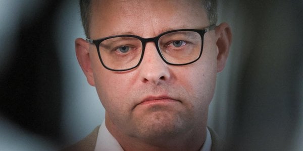 Poljska prokuratura odvzela potni list Romanowskemu, enako naj bi čakalo Ziobro