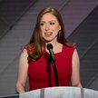 Za sprawą prezydentury ojca Chelsea Clinton stała się obiektem zainteresowania światowych mediów.
