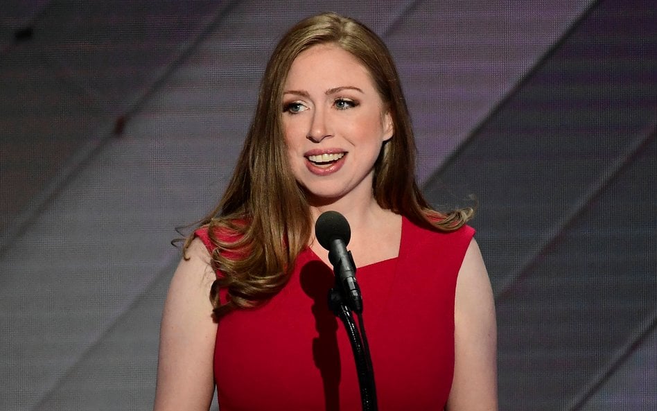 Za sprawą prezydentury ojca Chelsea Clinton stała się obiektem zainteresowania światowych mediów.