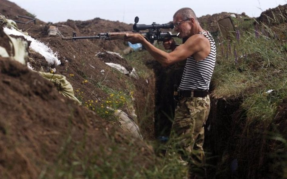 Ukraińskie pozycje pod Szyrokinem – snajper z batalionu „Donbass” przygląda się rosyjskim okopom