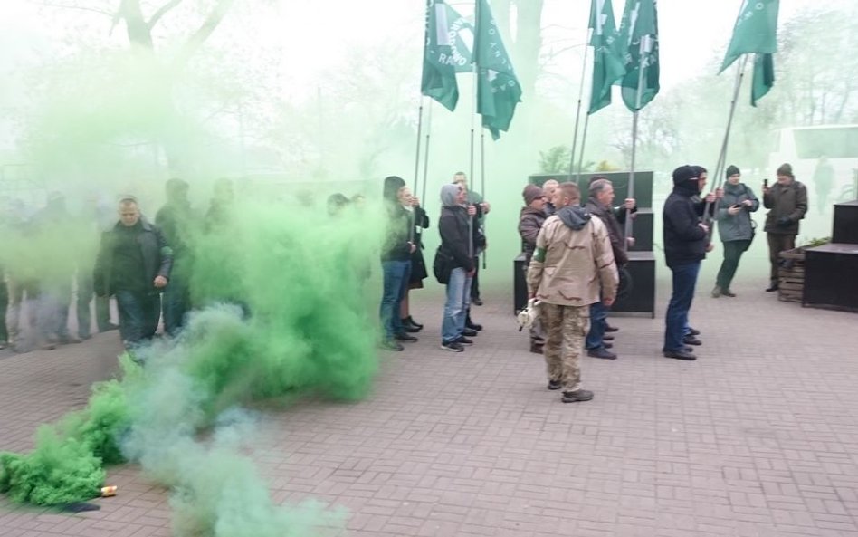 Młodzież Wszechpolska protestowała przeciwko wystawianiu "Klątwy" w Teatrze Powszechnym