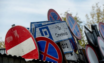 Posłowie chcą zmniejszyć liczbę znaków drogowych