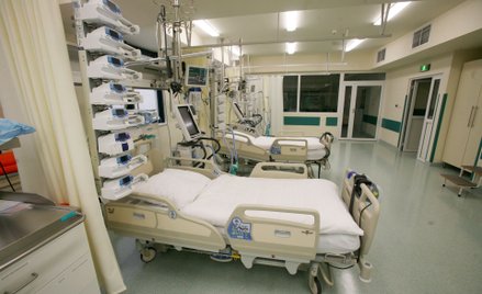 Łóżko szpitalne z respiratorem