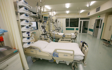 Łóżko szpitalne z respiratorem