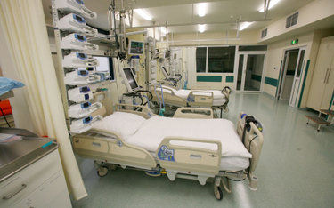 Łóżko szpitalne z respiratorem
