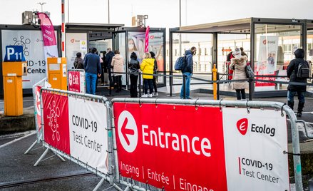 Kolejka do testów na lotnisko Zaventem w Belgii