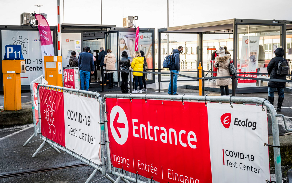 Kolejka do testów na lotnisko Zaventem w Belgii