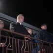 Biskup bielsko-żywiecki Roman Pindel (2L) przemawia na terenie parafii kościoła pw. Świętego Wawrzyń