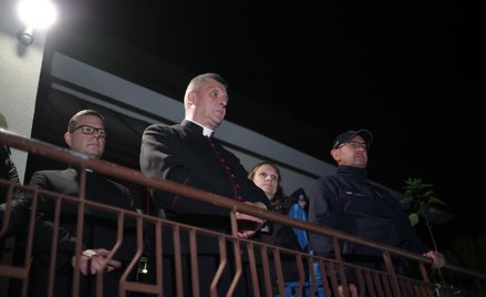 Biskup bielsko-żywiecki Roman Pindel (2L) przemawia na terenie parafii kościoła pw. Świętego Wawrzyń