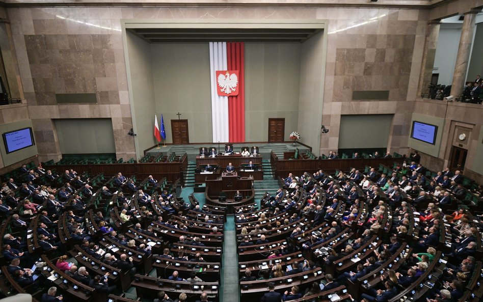 Sala obrad Sejmu w Warszawie. Premier Donald Tusk odpowiada na pytania posłów po expose