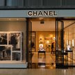 Pierwszy butik Chanel powstał w 1910 roku w Paryżu. Dzisiaj na całym świecie jest ich ponad 300.