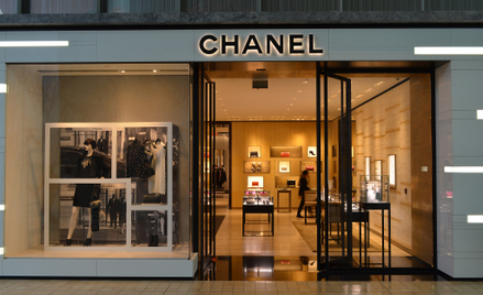 Pierwszy butik Chanel powstał w 1910 roku w Paryżu. Dzisiaj na całym świecie jest ich ponad 300.