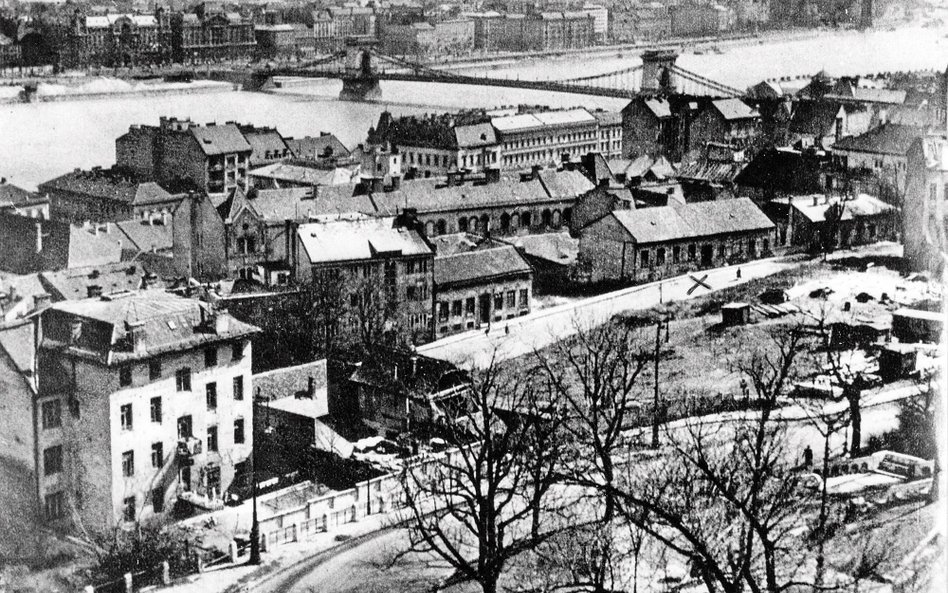 Dom na skarpie, gdzie znajdowała się pracownia mistrza Fáby (zaznaczony iksikiem), Budapeszt