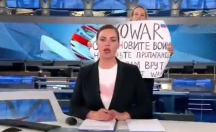 Protest antywojenny dziennikarki na antenie rosyjskiej telewizji