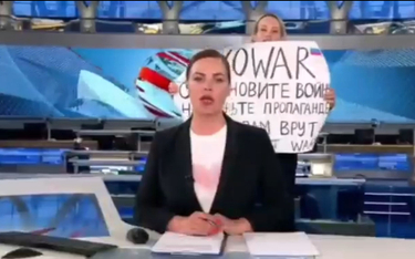 Protest antywojenny dziennikarki na antenie rosyjskiej telewizji