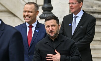 Prezydent Karol Nawrocki i prezydent Ukrainy Wołodymyr Zełenski po sesji plenarnej szczytu państw Bu