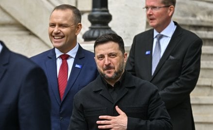 Prezydent Karol Nawrocki i prezydent Ukrainy Wołodymyr Zełenski po sesji plenarnej szczytu państw Bu