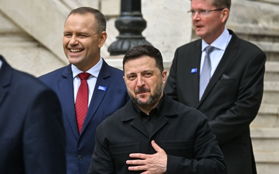 Prezydent Karol Nawrocki i prezydent Ukrainy Wołodymyr Zełenski po sesji plenarnej szczytu państw Bu