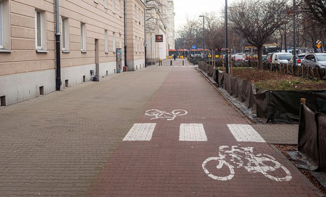 Ścieżka rowerowa na Anielewicza przed remontem zrobiona z krytykowanej przez rowerzystów kostki beto