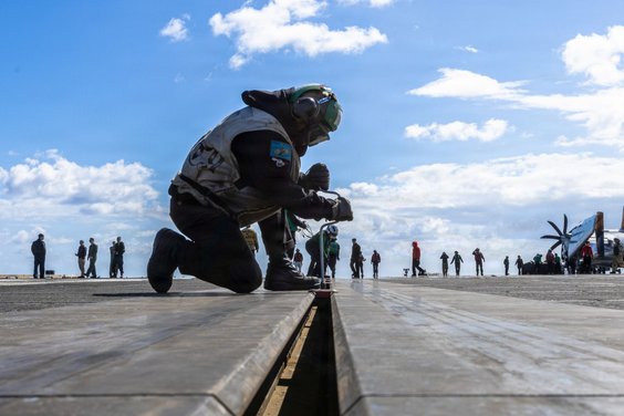 Marynarz wykonuje prace konserwacyjne katapulty na pokładzie lotniskowca USS Gerald R. Ford (CVN-78)