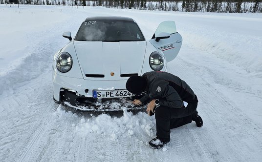 ... to właśnie taką łyżką instruktorzy wydłubują śnieg, który zakleja przednie wloty powietrza