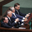Minister spraw wewnętrznych i administracji Mariusz Kamiński (L), sekretarz stanu w Ministerstwie Ku